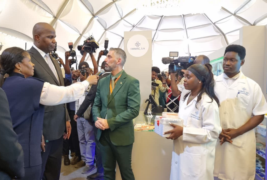 Presidente da República visita o stand da Farmácias de Moçambique, S.A na FACIM